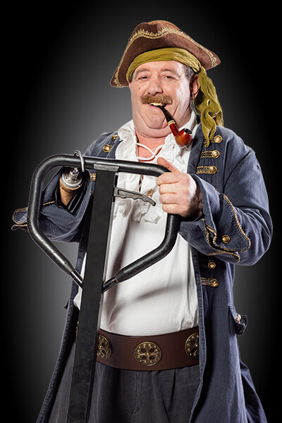 ein Mann im Piraten-Outfit, er steht auf einem Hubwagen, sein linker Unterarm besteht aus einer Hakenprotese