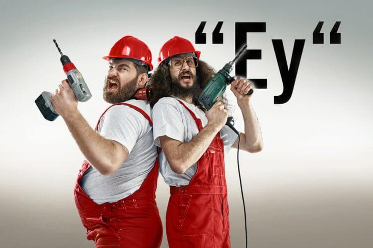 zwei Bauarbeiter sind wütend, daneben steht "Ey"